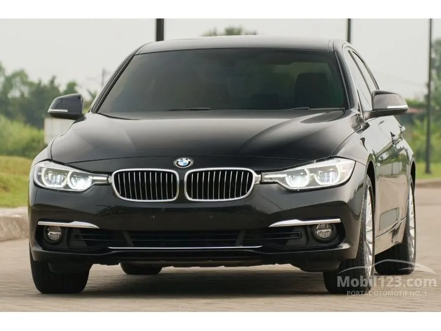 2018 BMW 320i Luxury Sedan