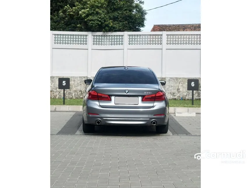 2018 BMW 530i Luxury Sedan