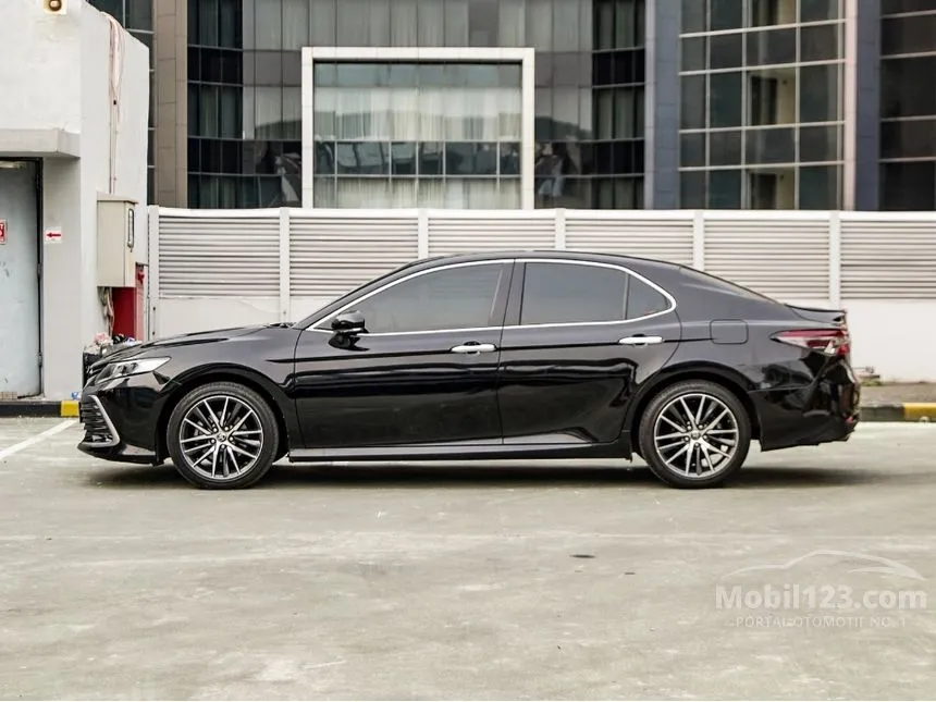 2022 Toyota Camry V (Premium Color) Sedan