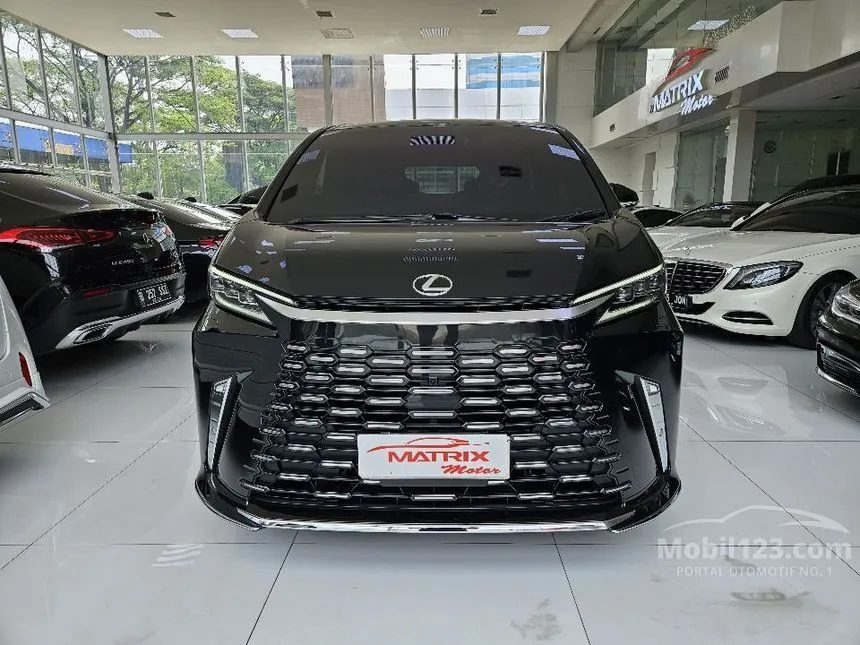 2025 Lexus LM 350h 7 Seater MPV