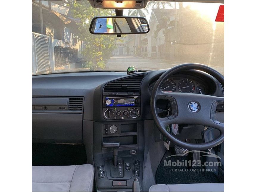 1995 BMW 320i Sedan