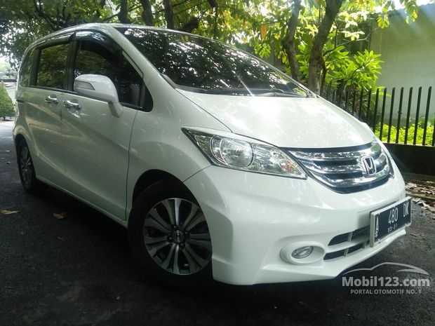 Honda Freed E Mobil Tahun 2015-2016 bekas dijual di 