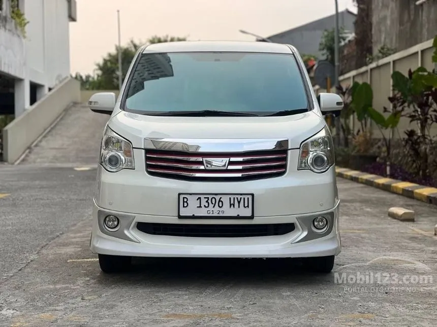 2013 Toyota NAV1 V MPV