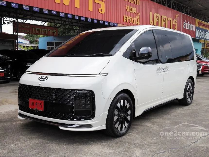 2024 Hyundai Staria Premium with sunroof Van