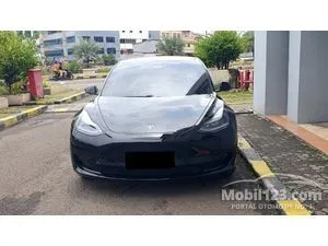 2022 Tesla Model 3 Standard Range Plus Sedan