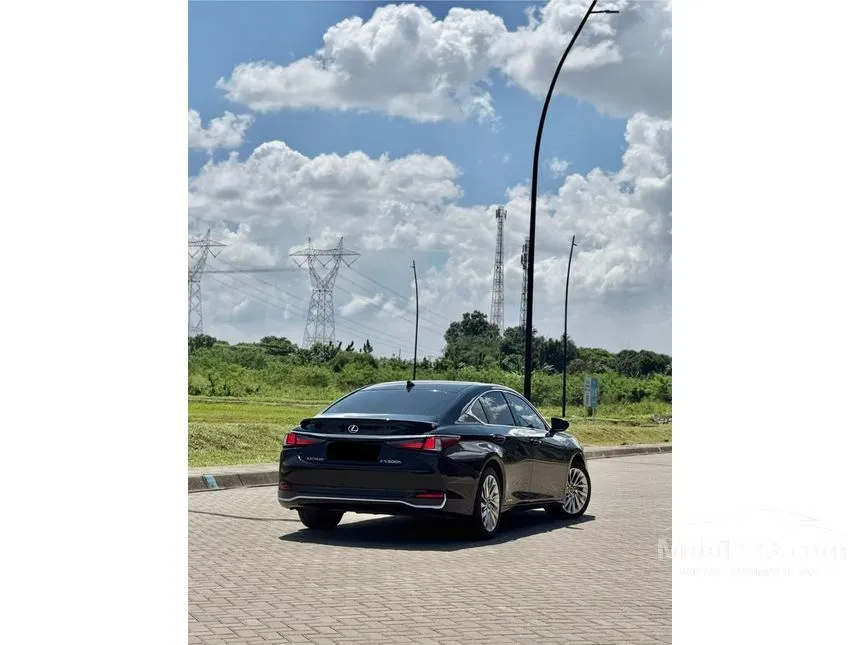 2021 Lexus ES 300h Ultra Luxury Sedan