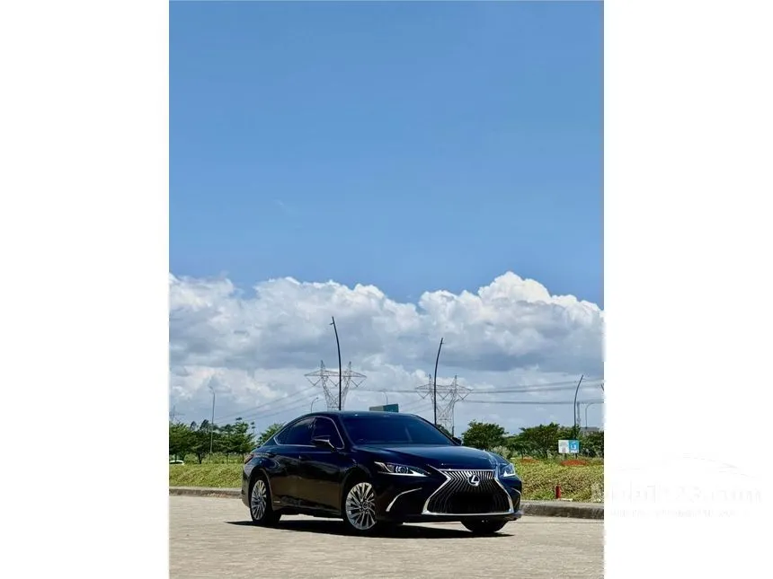 2021 Lexus ES 300h Ultra Luxury Sedan