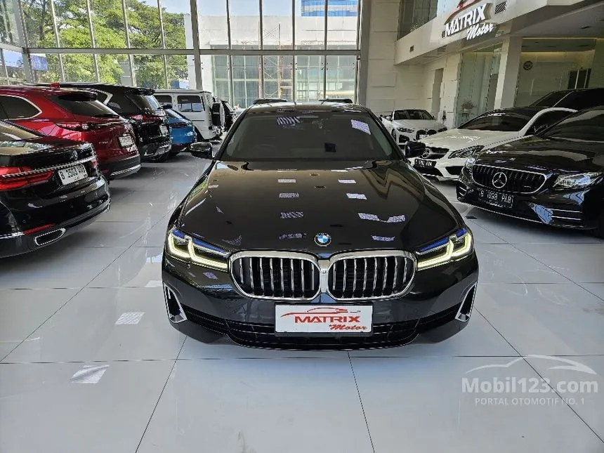 Jual Mobil BMW 530i 2022 Opulence 2.0 di DKI Jakarta Automatic Sedan Hitam Rp 975.000.000