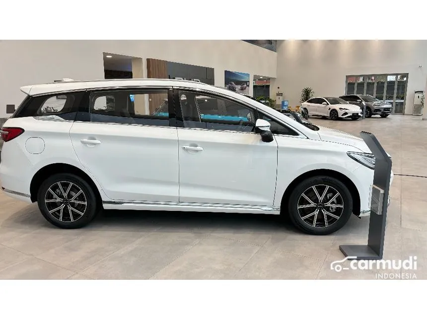 2024 BYD M6 EV Superior Wagon