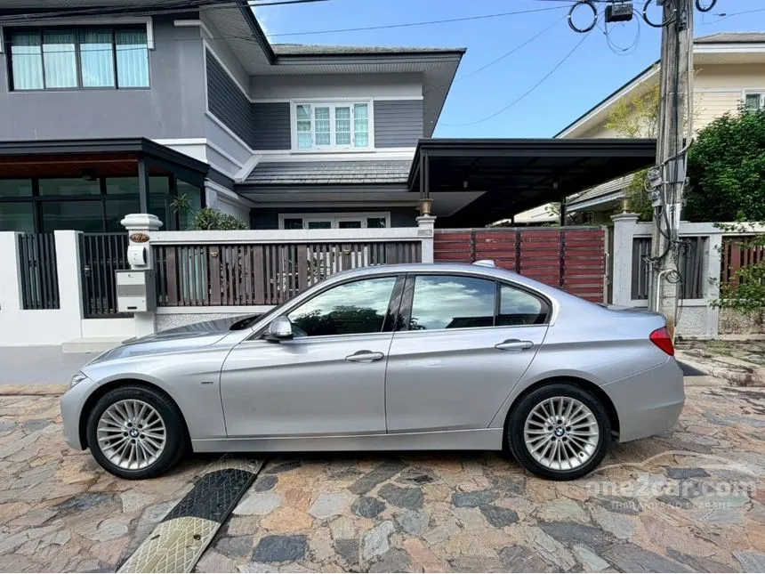 2013 BMW 320i Luxury Sedan