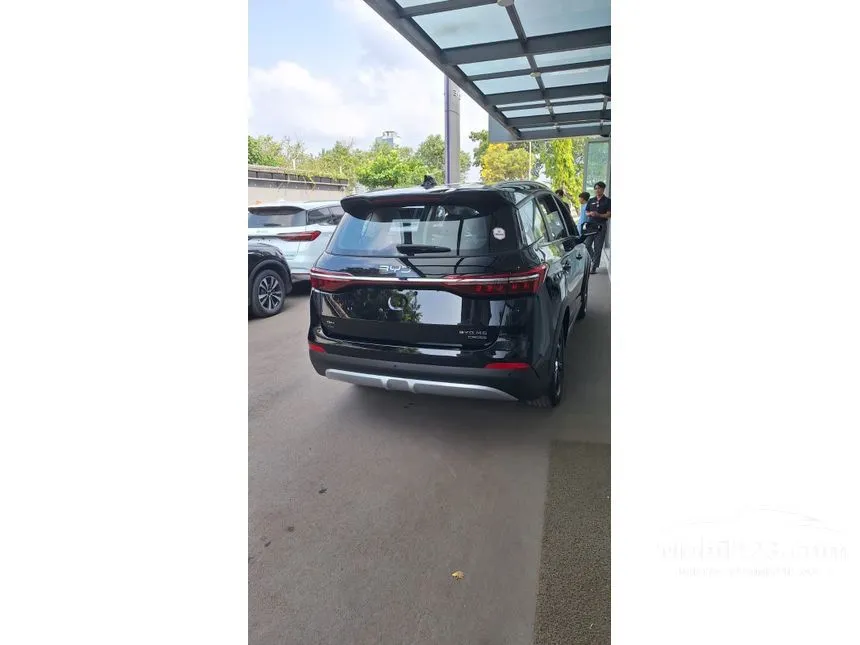 2026 BYD M6 Superior Captain 6-seater MPV