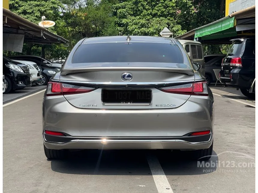 2022 Lexus ES 300h Ultra Luxury Sedan