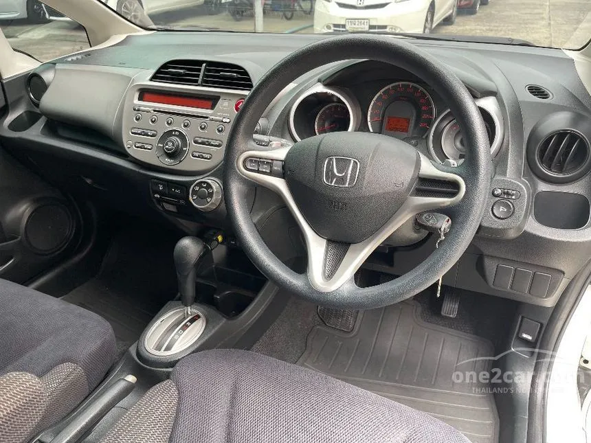 2013 Honda JAZZ SV Hatchback