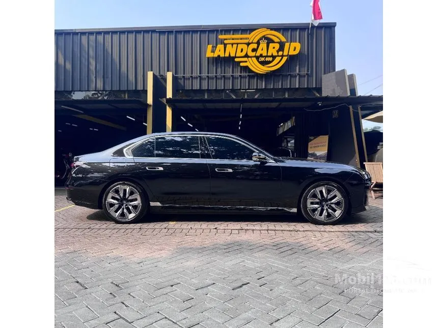 2024 BMW i7 xDrive60 Gran Lusso (2 Tone Exterior) Sedan