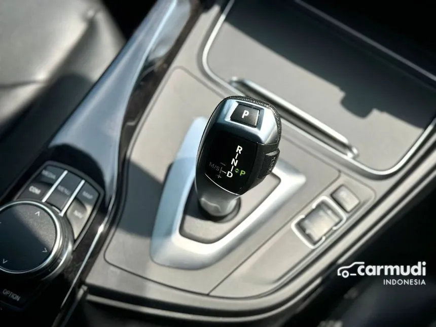 2018 BMW 320i Luxury Sedan