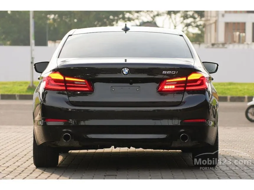 2020 BMW 520i Luxury Sedan