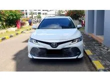 2020 Toyota Camry 2.5 V Sedan putih km 53 ribuan pajak panjang