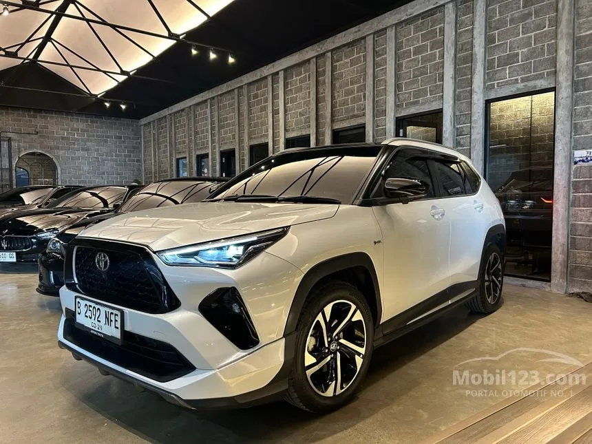 2023 Toyota Yaris Cross S HV SUV