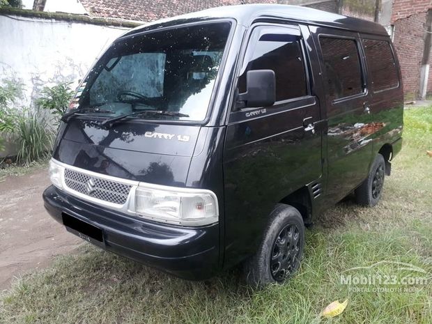 Suzuki Carry Mobil bekas dijual di Jawa-timur Indonesia 