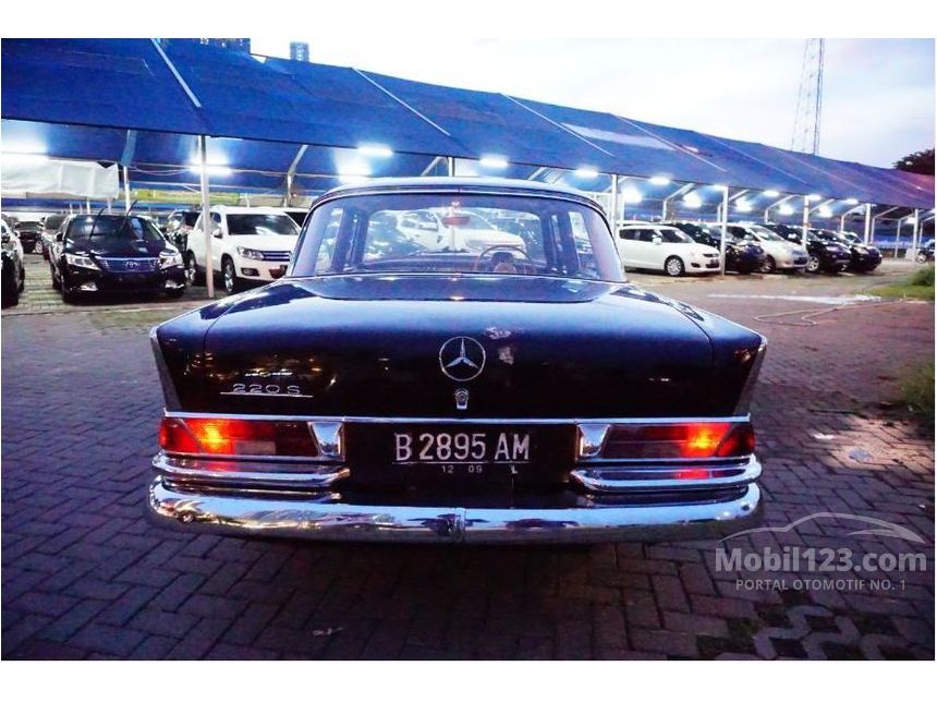 Jual Mobil Mercedes-Benz 220S 1965 2.2 di Jawa Timur Manual Sedan Hitam