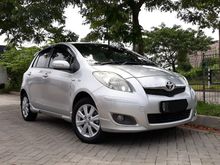 Toyota yaris E matic 2010 silver KM 90.000 TERAWAT