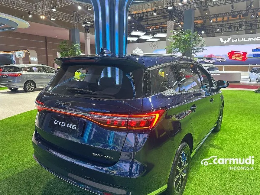 2026 BYD M6 Superior Captain 6-seater MPV