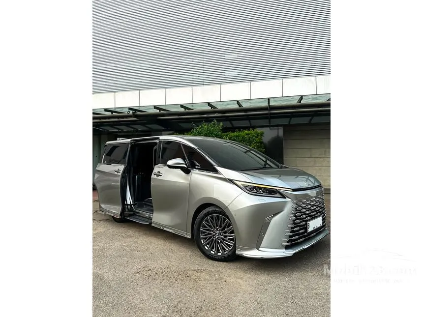 2025 Lexus LM 350h 4 Seater MPV