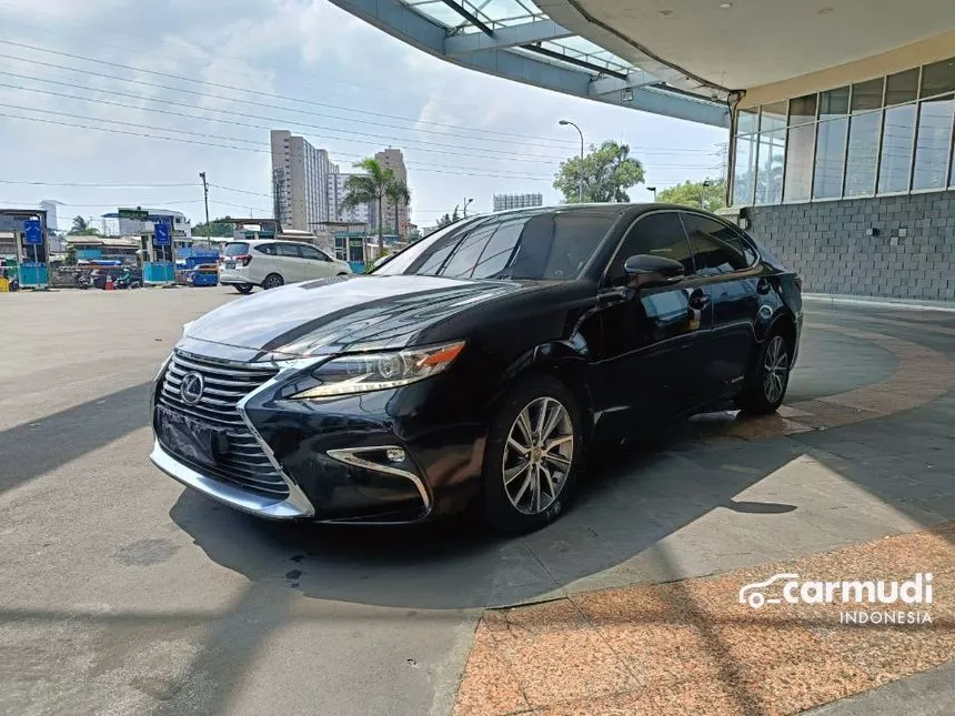 2015 Lexus ES300h Sedan