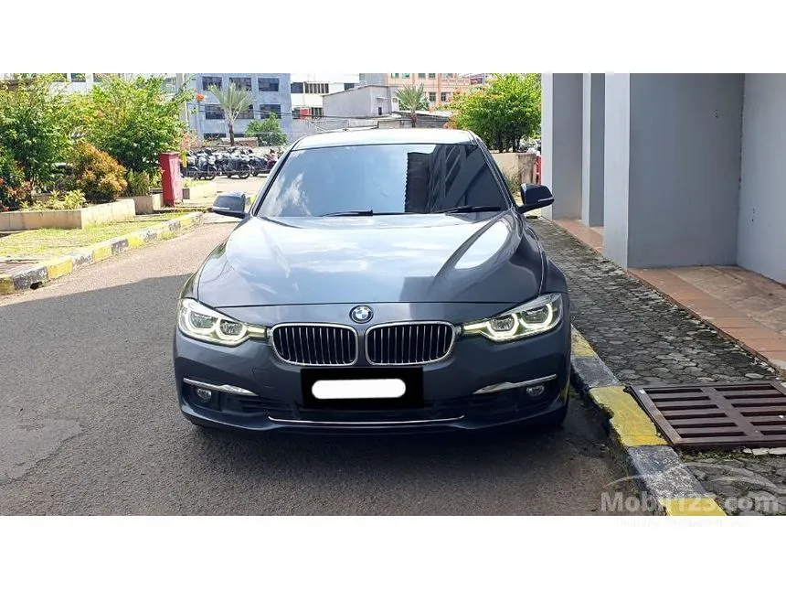2018 BMW 320i Luxury Sedan