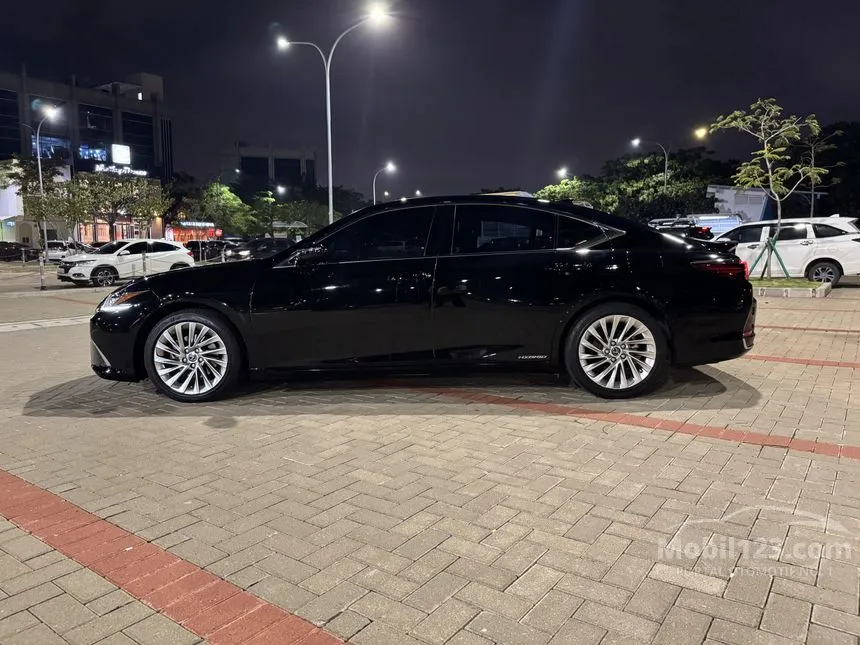 2021 Lexus ES 300h Ultra Luxury Sedan
