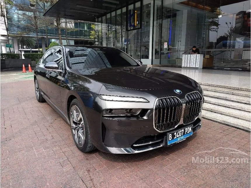 Jual Mobil BMW i7 2023 xDrive60 Gran Lusso di DKI Jakarta Automatic Sedan Abu