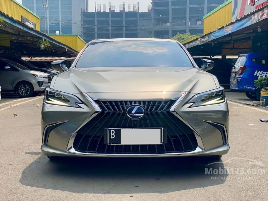 2022 Lexus ES 300h Ultra Luxury Sedan