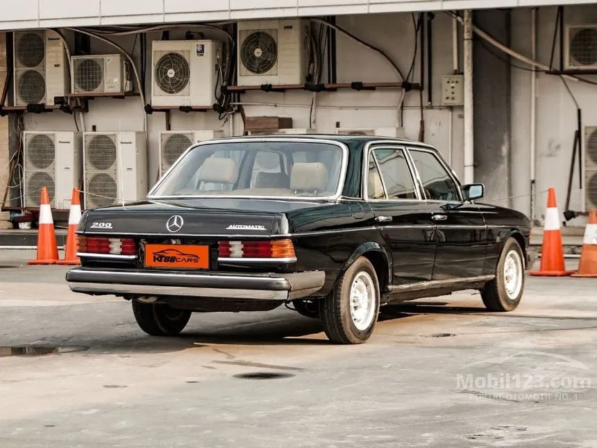 1984 Mercedes-Benz 200 W123 Sedan