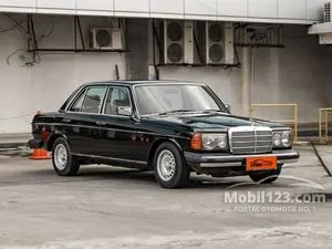 1984 Mercedes-Benz 200 2.0 W123 Sedan