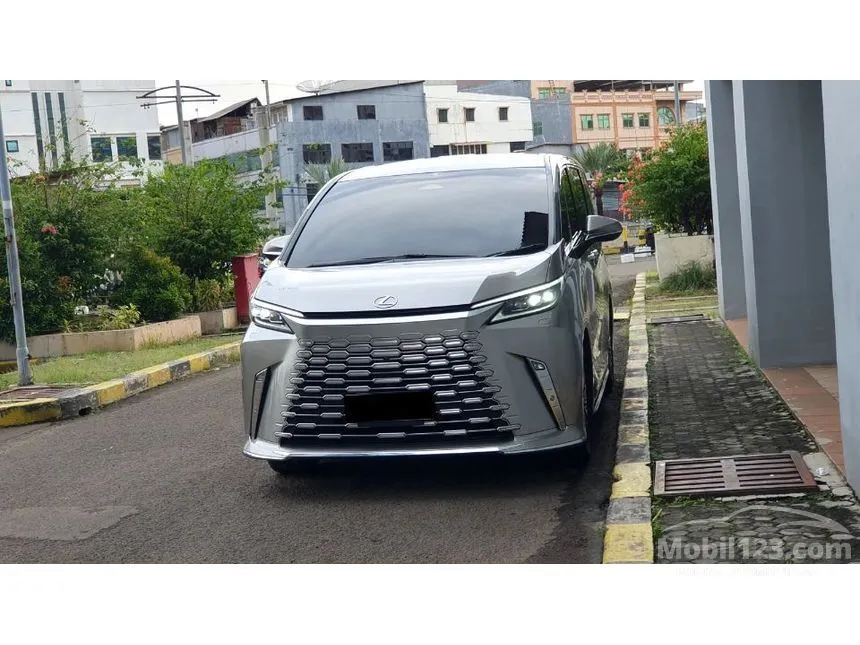 2025 Lexus LM 350h 4 Seater MPV