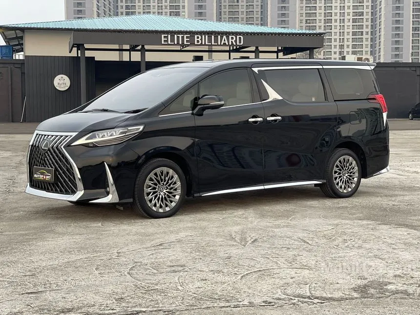 2023 Lexus LM350 Van Wagon