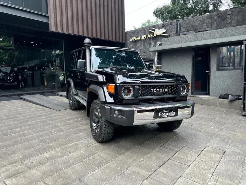 Jual Mobil Toyota Land Cruiser 2024 70 GXL 2.8 di Jawa Timur Automatic SUV Hitam Rp 2.150.000.000