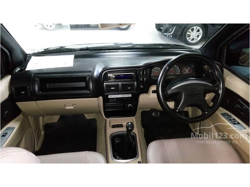 Jual Mobil  Isuzu Panther  2012 LV  2 5 di Jawa Timur Manual 