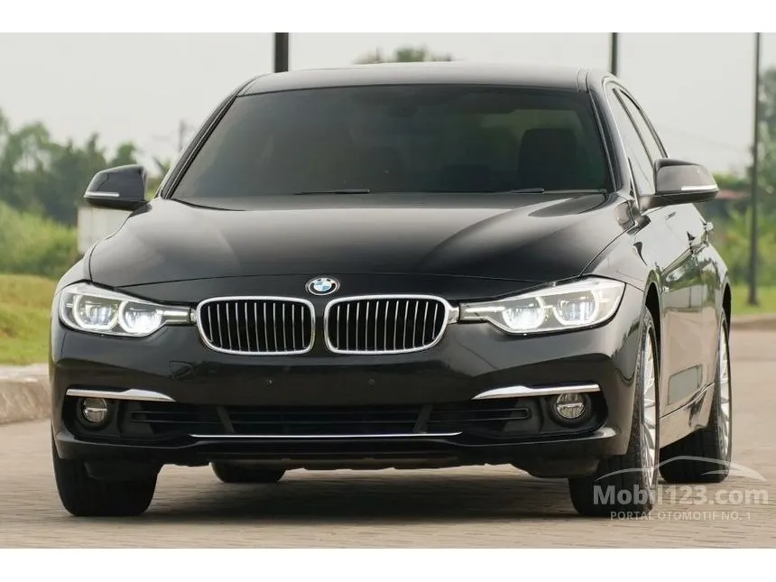 2018 BMW 320i Luxury Sedan