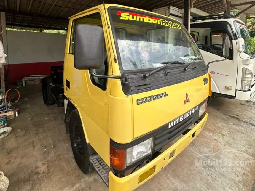 2005 Mitsubishi Colt Diesel FE304 Truck