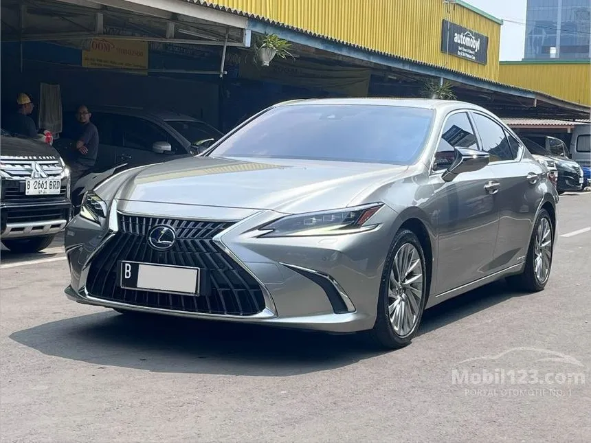 2022 Lexus ES 300h Ultra Luxury Sedan