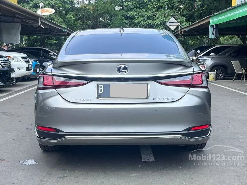 2022 Lexus ES 300h Ultra Luxury Sedan