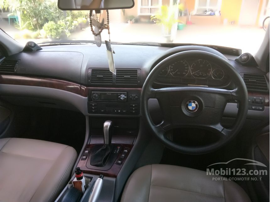 2003 BMW 318i Sedan