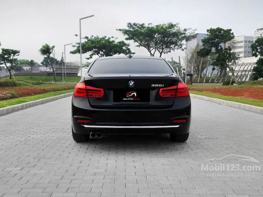 2018 BMW 320i Luxury Sedan