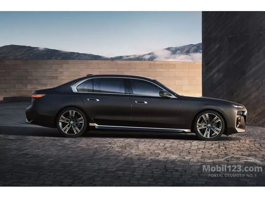 2025 BMW 735i M Sport Sedan