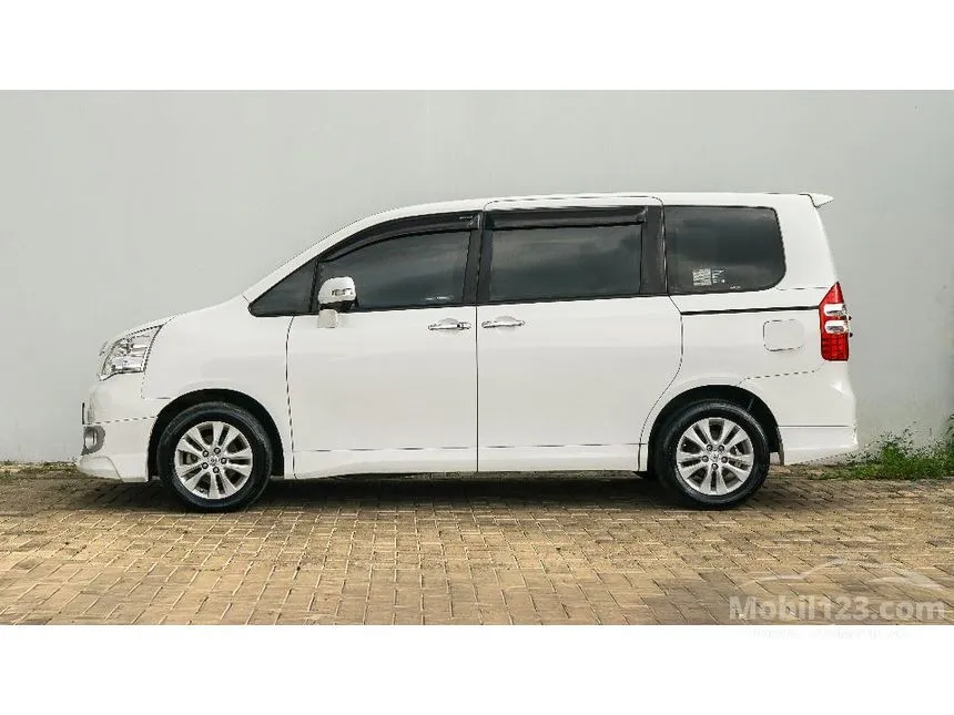 2017 Toyota NAV1 V Limited MPV