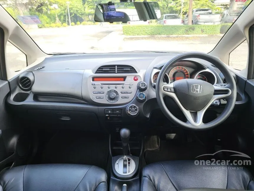 2013 Honda Jazz SV i-VTEC Hatchback