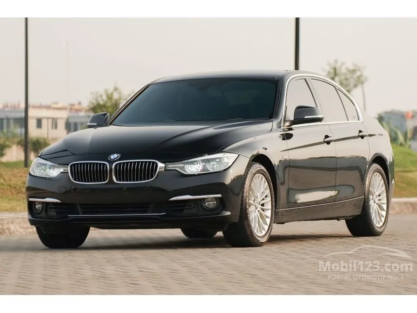 2018 BMW 320i Luxury Sedan