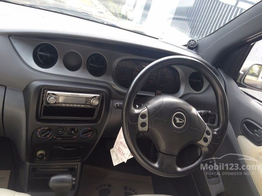 2003 Daihatsu YRV Deluxe Hatchback