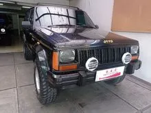 Jeep Cherokee tahun 1997 hitam metalik